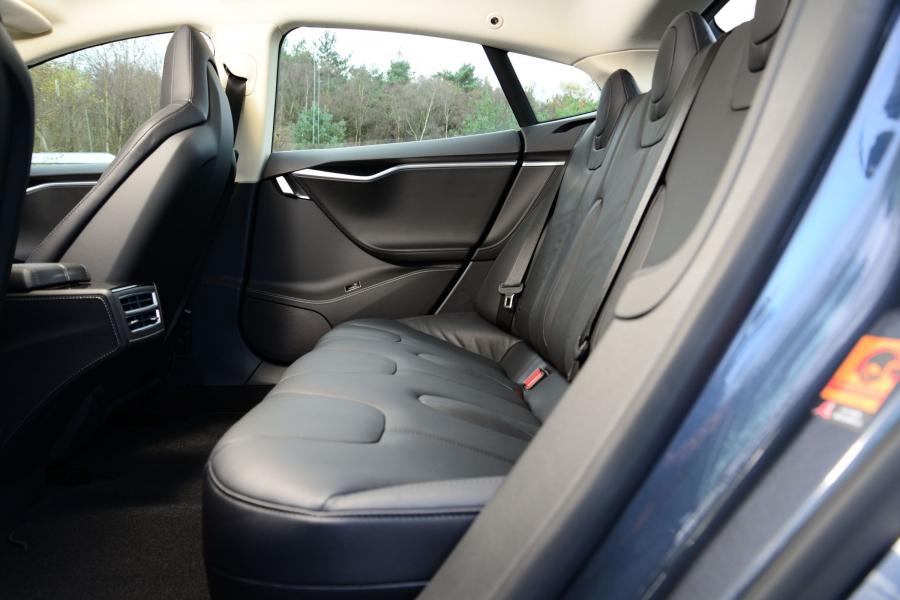Интерьер Tesla Model S 60 2012 года  (UK) (фото 3 из 7)